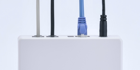 z-FAXにケーブルを4本接続した様子です。